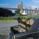 Coche abandonado, fondo, el puente de Brooklyn. Getty